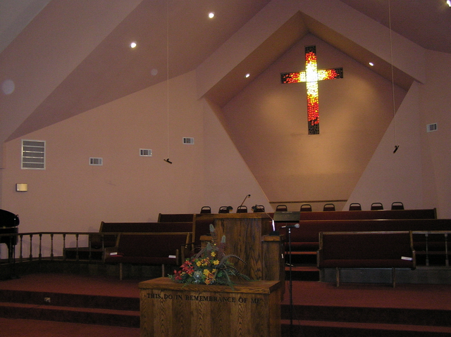 禮堂中的十字架與講台